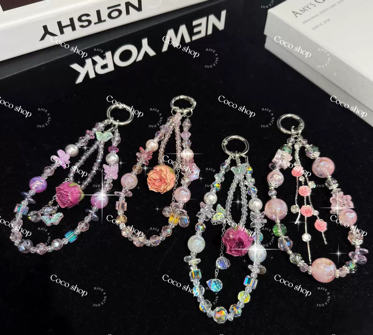 キーホルダー福袋 -- ライブ配信で開封 -- スマホストラップ付き